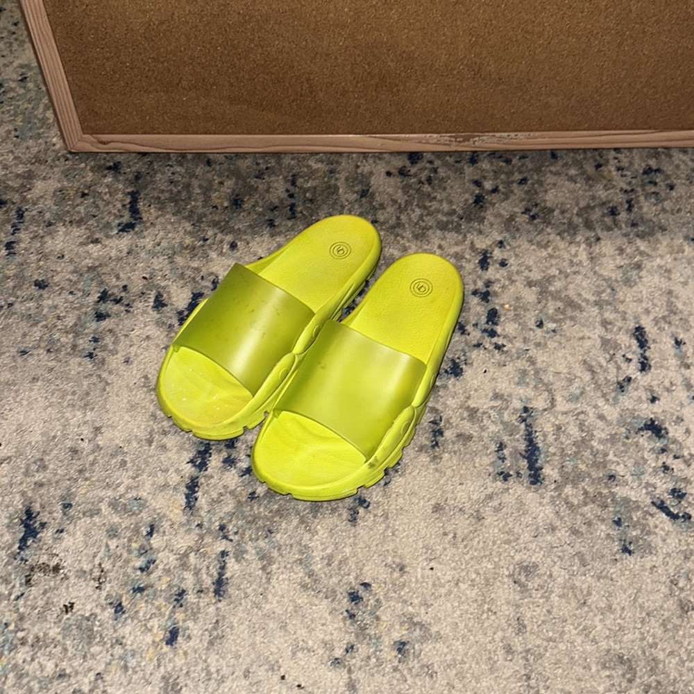 Lime green flip flops - Picture 3 of 3
